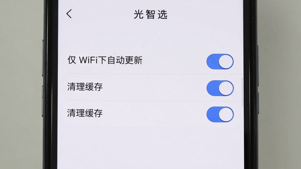 �ֻ���Ļ��ʾ�Ϲ���ѡ����ҳ�棬�С���WiFi���Զ����¡����������桱��ѡ��أ������࣬��ɫ��������ɫ���ذ�ť���������������ʸɾ��޶���Ԫ��