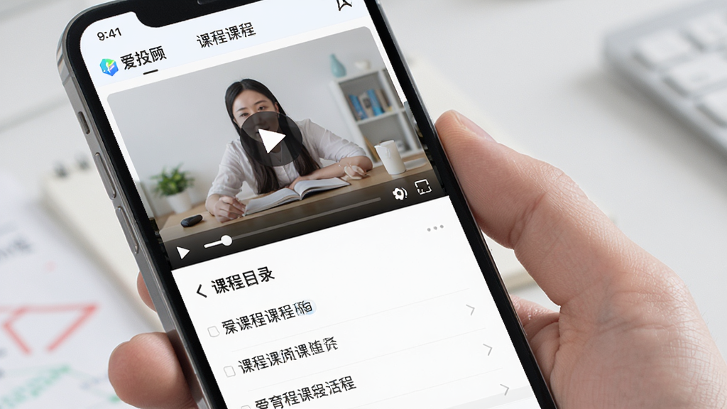 �ֻ���Ļչʾ���߿γ�ѧϰ���棬�����ǡ���Ͷ�ˡ�Ӧ�õ���Ƶ����ҳ�棬����Ϊ�Ϸ���Ƶ���������·��γ�Ŀ¼�ͽ�ʦ���ܣ��Ű�������������Ƽ��У�ϸ�ڰ������Ű�ť�����������γ��б����֣����ʸ���ɾ��޶���Ԫ��