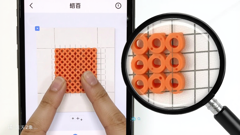 拼豆画新手操作指引截图,画面展示手机屏幕上双指缩放画布的操作手势,旁边有放大镜效果显示网格细节,界面简洁明了,风格清新,画质干净无多余元素