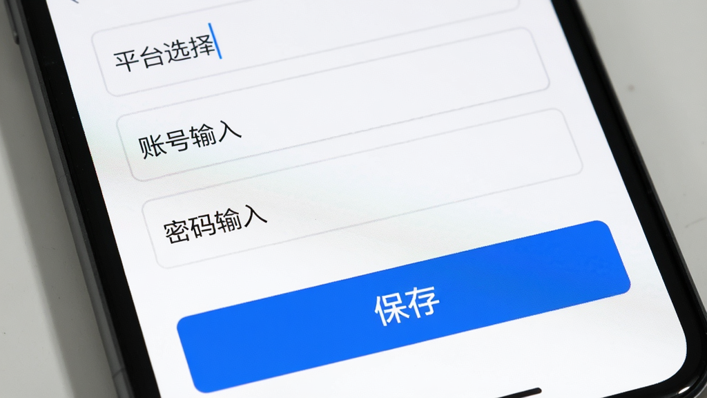 һ���ֻ���Ļ����д����Ļ����ʾ�������˺ŵĽ��棬�С�ƽ̨ѡ�񡱡����˺����롱�����������롱����������·���һ���޴����ɫ�����桱��ť�����汳���Ǵ���ɫ�������Ǻ�ɫ����񼫼򣬻��ʸɾ�