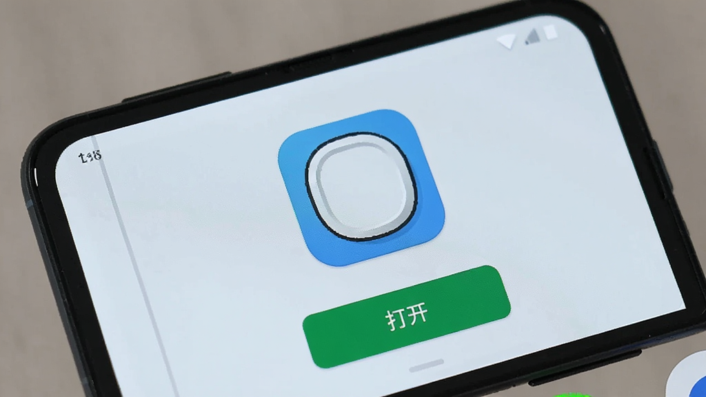 一部手机屏幕显示口袋镜子App在安卓手机上安装完成的界面,画面中手机屏幕显示应用图标和“打开”按钮,背景是手机桌面的浅色壁纸,界面干净整洁,风格现代,画质高清,无多余元素