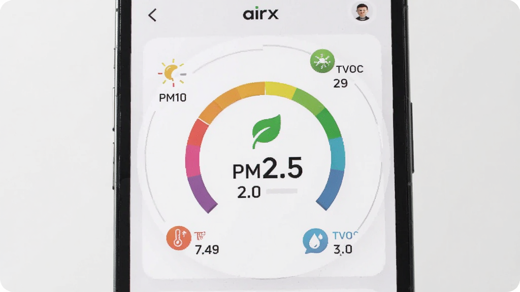 airx���ܿ������������棬�ֻ���Ļ��ʾ��ɫ���������Ǳ��̣��м���PM2.5��ֵ����ɫҶ��ͼ�꣬��Χ����PM10��TVOC���¶ȡ�ʪ�ȵ�Сͼ������ݣ������Ǹɾ��İ�ɫ��ǳ��ɫ�����������Ȼ������ϸ��