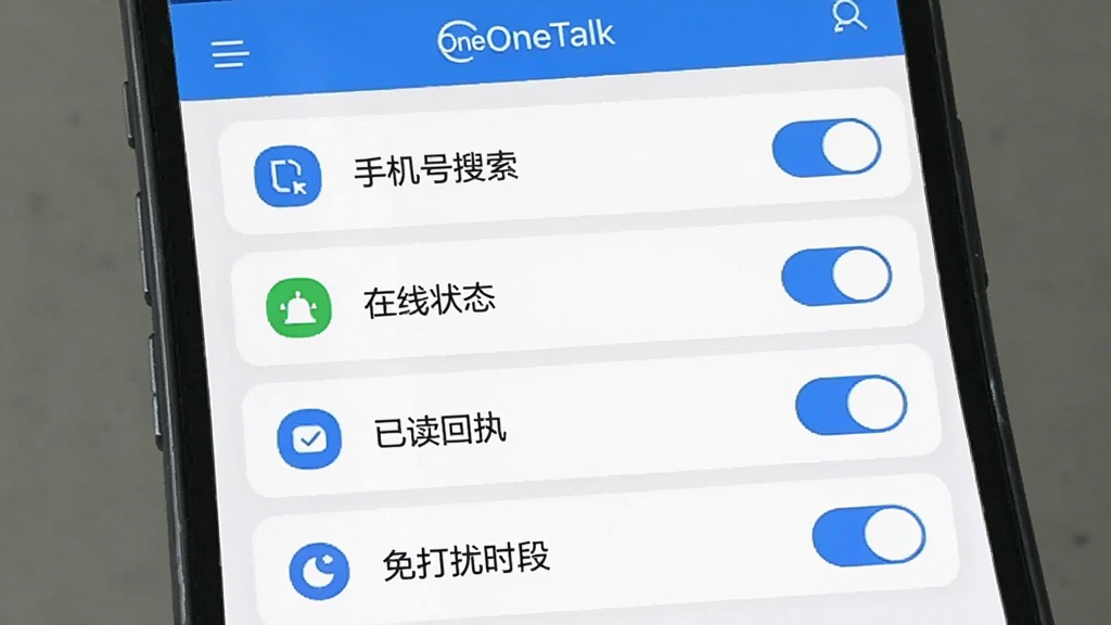һ���ֻ���˽���ý����ͼ���ͼ������չʾOneOneTalk����˽����ҳ�棬�б����С��ֻ���������������״̬�����Ѷ���ִ���������ʱ�Ρ���ѡ��أ�������ÿ�Ƭʽ���֣�������ɫ��ͼ���࣬���ɾ��ִ������������޶���װ��