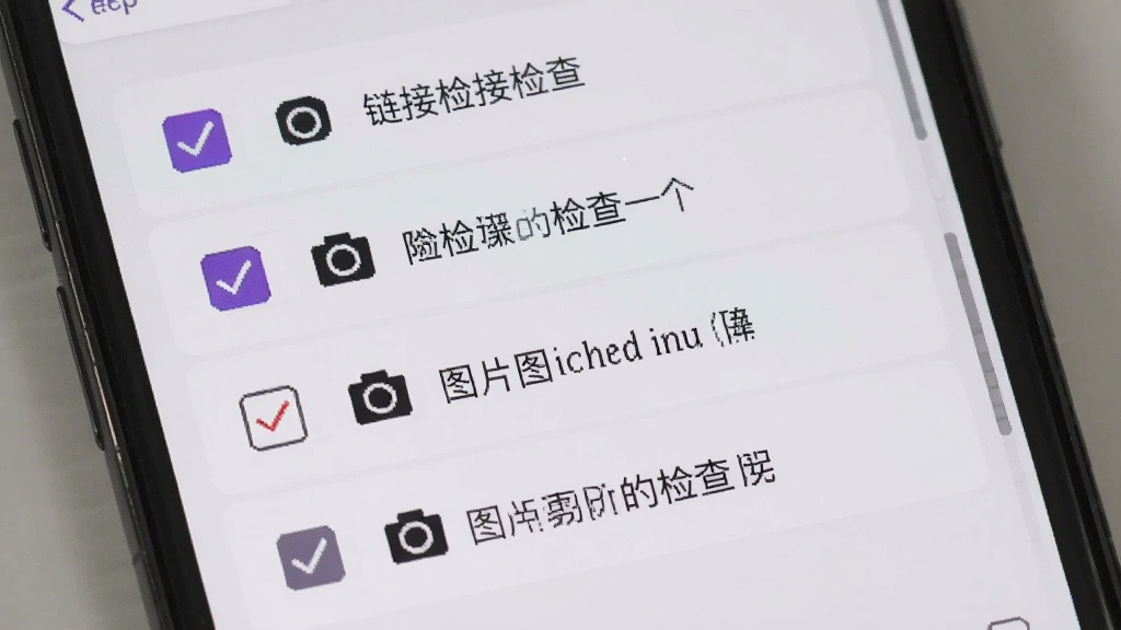 画面主体是一部手机屏幕显示紫立方的发布前检查清单界面,布局上清单条目从上到下排列,每条前面有勾选框,旁边配有小图标示意链接检查和图片检查,背景是浅灰色编辑界面,风格为清爽的工具类APP界面展示,细节上勾选框有勾选状态区分,画质干净无多余元素