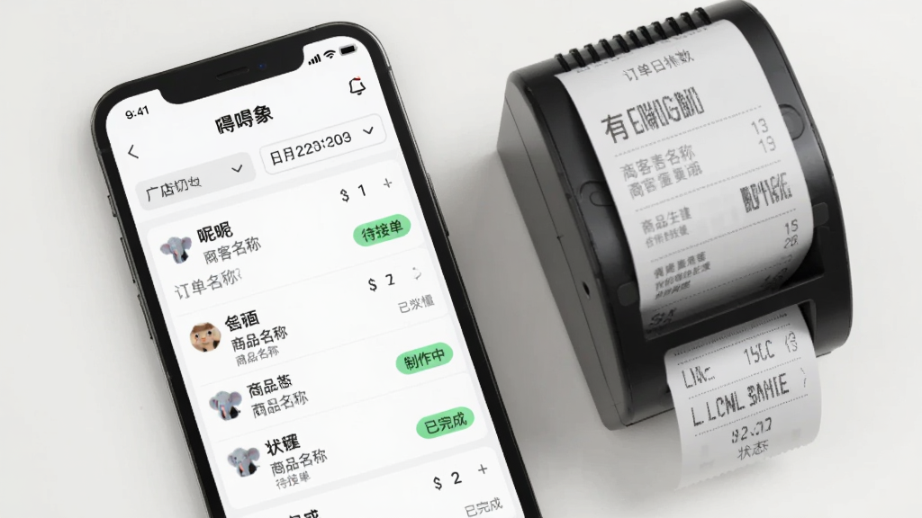 图片主体为“象”APP的订单管理界面截图,屏幕中央显示订单列表,每条订单包含顾客昵称、商品名称、数量和状态标签(如“待接单”、“制作中”、“已完成”),顶部有门店切换和日期筛选栏。手机旁边放着一台正在出小票的热敏打印机。画面采用俯拍角度,风格现代简约,界面UI细节清晰,画质干净无多余元素。