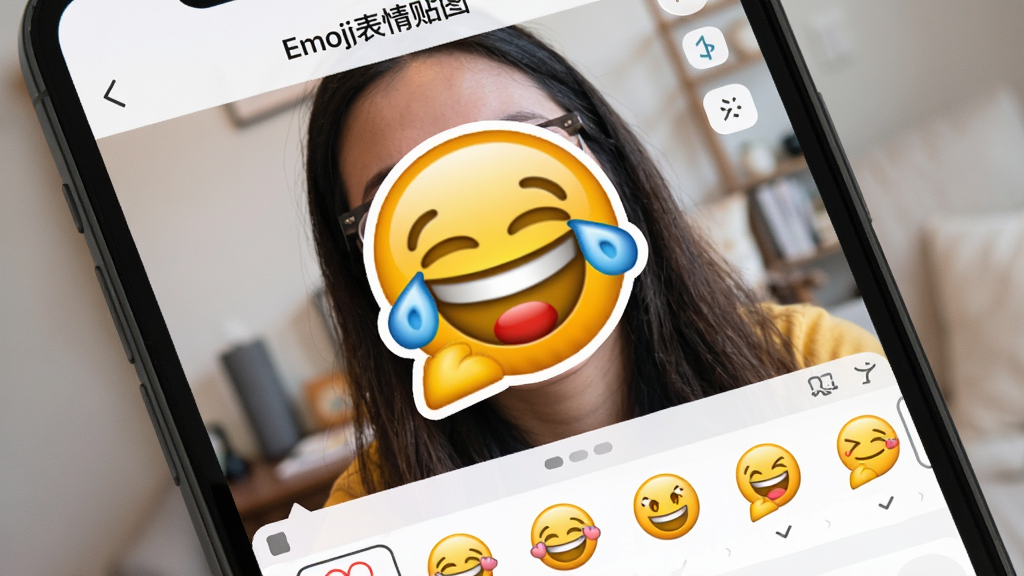 һ���ֻ���Ļ�ĸ���ͼ����Ļ����ʾ��Emoji������ͼ������ͼ�༭���棬������һ������������գ���Ƭ������һ����Ц��Emoji���飬��������ƶ������ţ������·��б���ѡ��������������ÿɰ������ʸɾ��������޶���Ԫ�ء�
