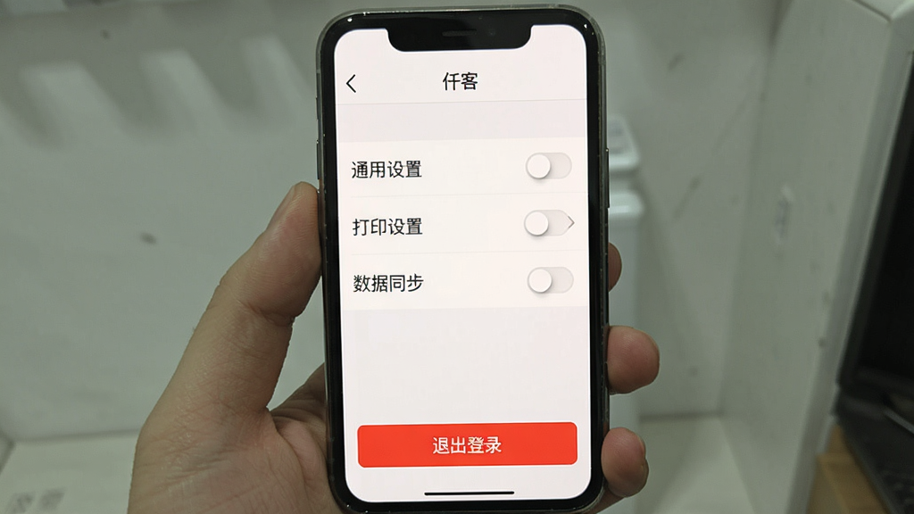 一张手机截图,显示“仟客”的设置页面,背景是白色,顶部有“通用设置”、“打印设置”、“数据同步”等选项,每个选项右侧有开关和箭头图标。底部有一个红色“退出登录”按钮。界面风格清爽,字体清晰,布局整齐,画质干净。
