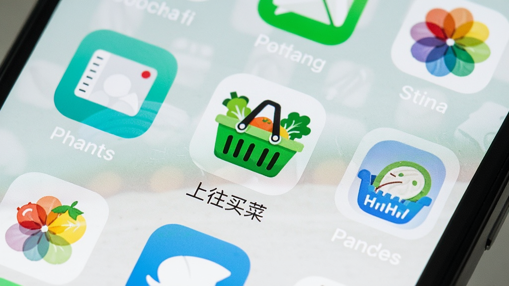 һ��չʾ�������APP���ֻ������ϰ�װ��ɵĻ��棬�ֻ���Ļ��ʾӦ��ͼ������ơ�������ˡ���ͼ�����Ϊ��ɫ���������ͣ���Χ����������APPͼ�꣬������ǳɫ�ֻ���ֽ���������ʵ��ϸ����ͼ���Ե���������ʸɾ��޶���Ԫ��