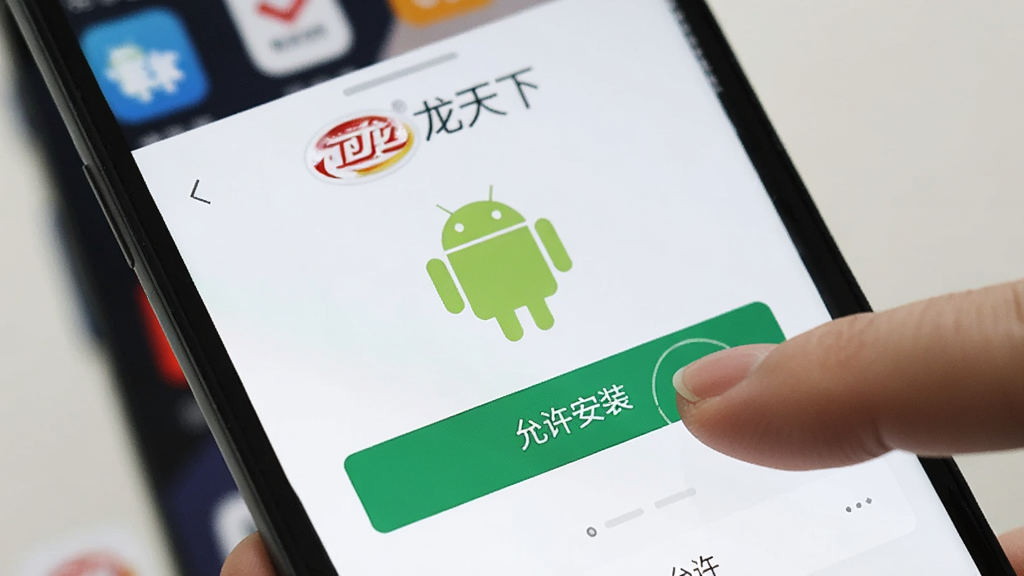 ����չʾ��һ���ֻ���Ļ����д����Ļ����ʾ�����������¡�App�İ�װ���棬�������С�������װ���İ�ť��һ����׿�����˵�ͼ�꣬�Ա���һ����ָ���ڵ������������ť���������ֻ������ģ���黯���������ǿƼ��б�ƽ����ƣ�ɫ�ʸɾ���ϸ�����������������޶���Ԫ�ء�