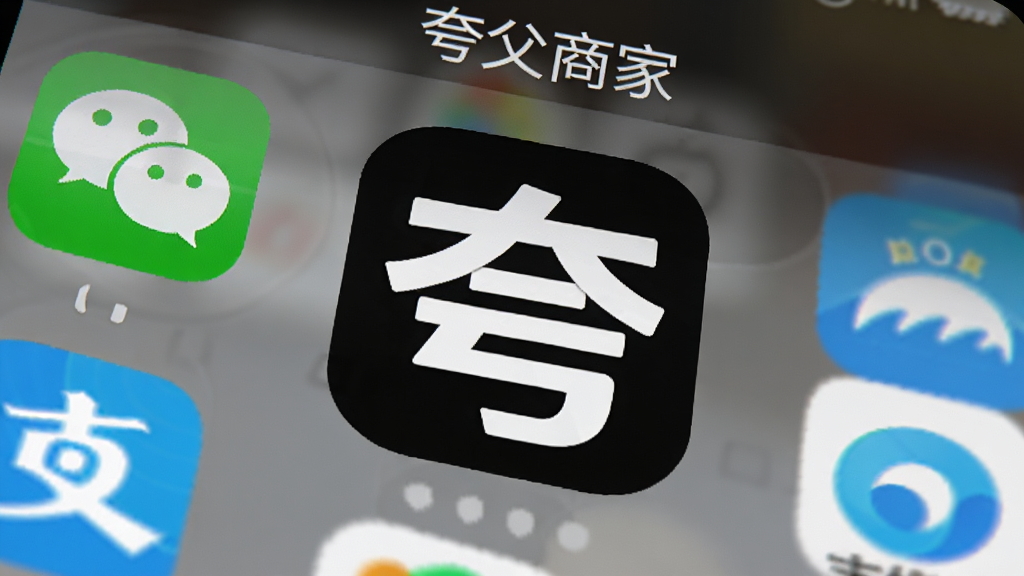 �丸�̼�APP���ֻ������ϵ�ͼ����д��ͼ����һ�����ġ��䡱�ֱ�����ƣ������ǰ�׿�ֻ����棬�Ա���΢�š�֧�����ȳ���APPͼ�꣬�ֻ���Ļ�Ϸ��С��丸�̼ҡ������ֱ�ǩ�����дʵ�������������޶���Ԫ�ء�