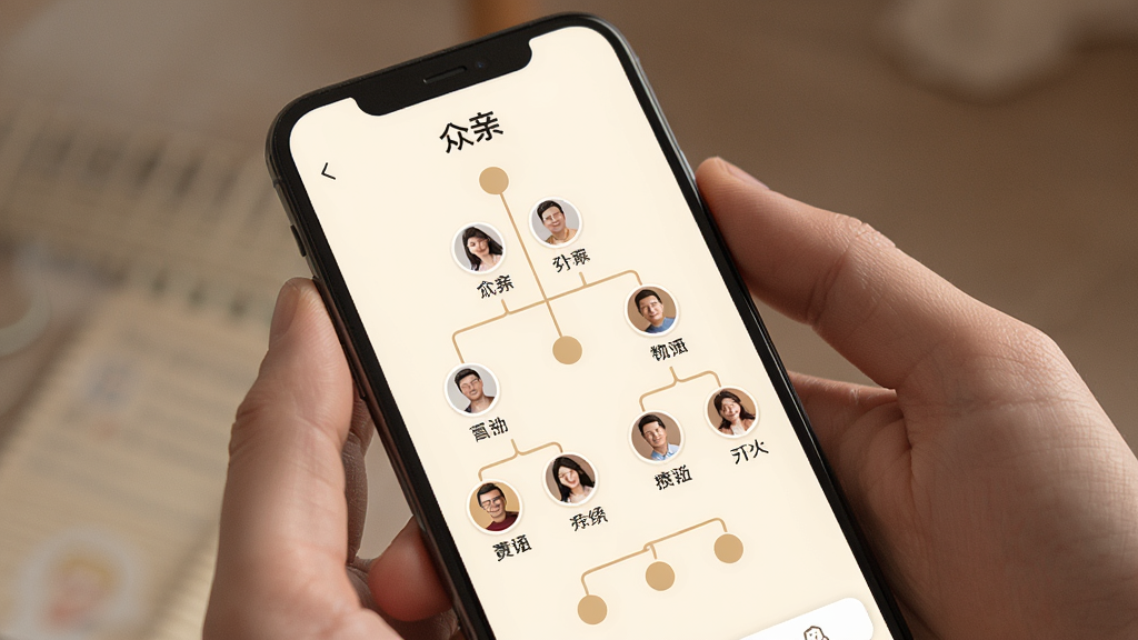 һ��չʾ�ֻ���Ļ��ͼƬ����Ļ����ʾ�š����ס�APP�������棬�м���һ�ü��ļ�����״ͼ���ڵ���Բ��ͷ������ֱ�ʾ��������ůɫ�����װ�ɫ������ɾ����࣬û�й��������������ܰ�ִ��������������޶���Ԫ�ء�