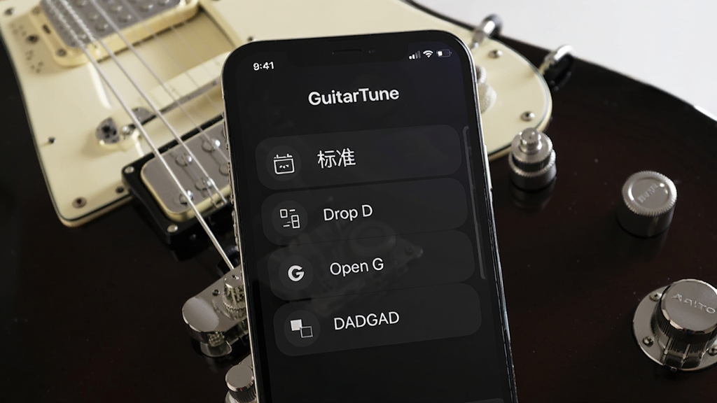 �ֻ���Ļչʾ��GuitarTune���ĵ���ģʽѡ���б����б����С���׼����Drop D����Open G����DADGAD����ѡ�������һ�ѵ缪���������ֲ��������������������������ɱ棬�������ִ���࣬���ʸɾ�