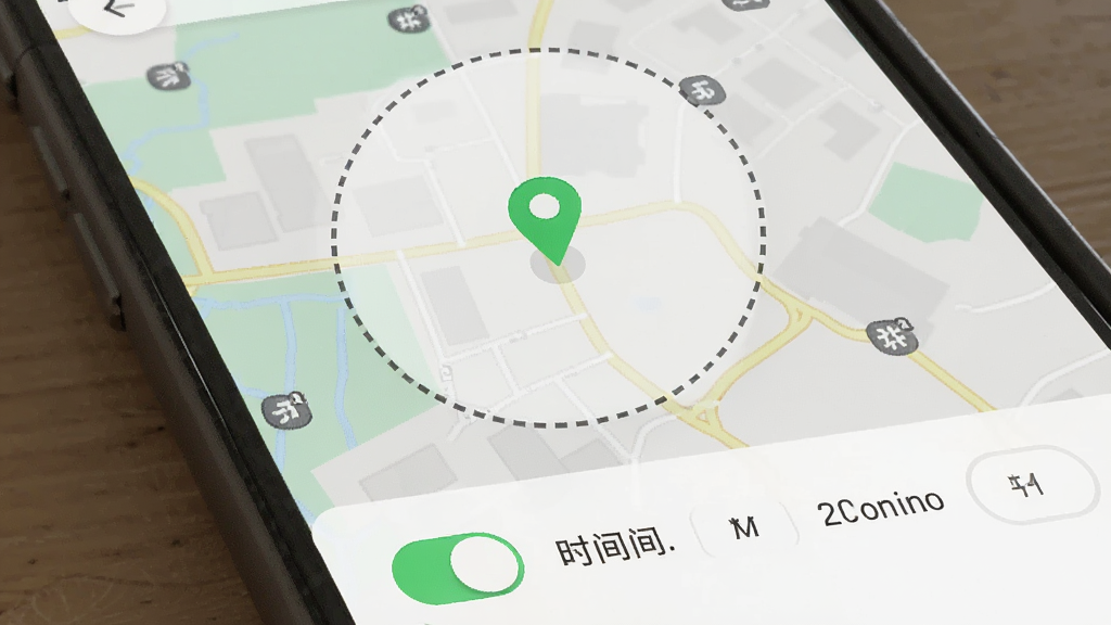 一张手机屏幕展示位置跟踪器的安全区域提醒设置界面,地图上有一个虚线圆圈标注安全范围,圆圈内有绿色定位图标,下方有开关按钮和时间设置选项,整体布局清晰,风格简洁,高清画质,无多余元素