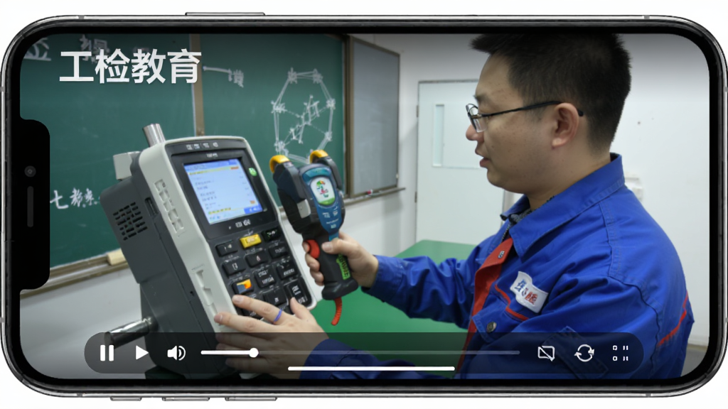 工检教育App实操视频播放界面,手机横屏显示检测仪器操作教学视频,画面中有讲师正在演示回弹仪的使用方法,视频标题带有“工检教育”字样,界面有播放控制条,风格写实教学,画质清晰