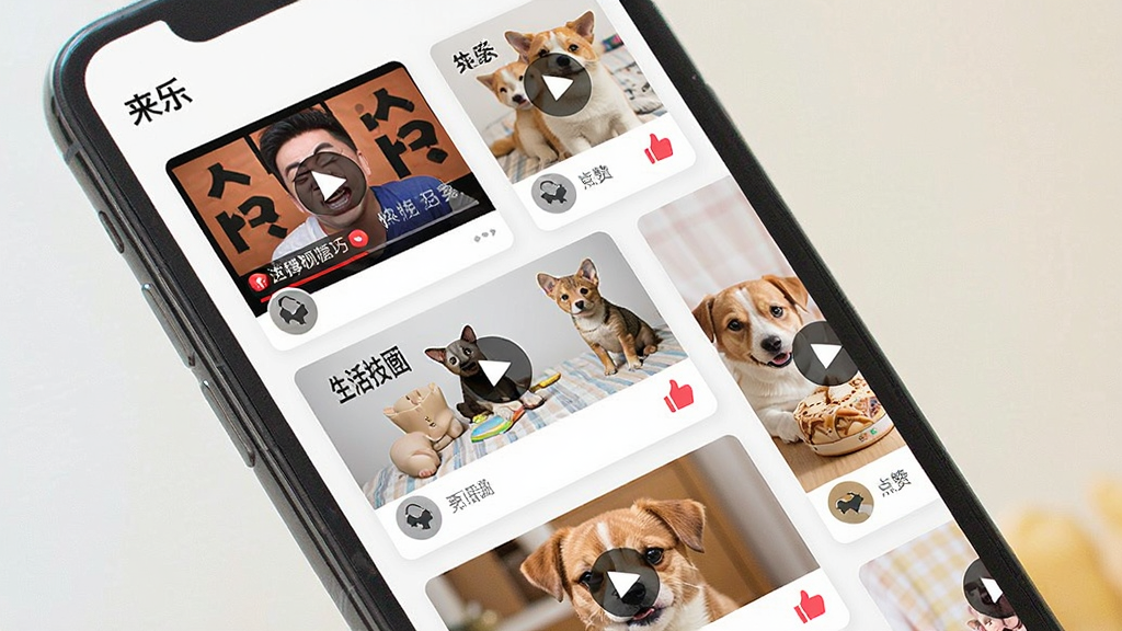 һ��չʾ�����֡�APP�����Ƽ�ҳ�����ͼ�������������ֻ���Ļ��д����Ļ����ʾ�����֡����ٲ������ݣ�������Ц��Ƶ������ɡ��ȳ�ͼƬ�ȿ�Ƭ����Ƭ���в��Ű�ť�͵���ͼ�꣬���ִ������£����������죬ϸ�����������ʸɾ��޶���Ԫ�أ����ְ��������֡�